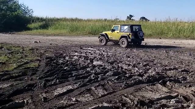 Jeep Only Club -Beginner's BASIC off-road ride action. Climbing angles and slippery drive on mud. смотреть онлайн
