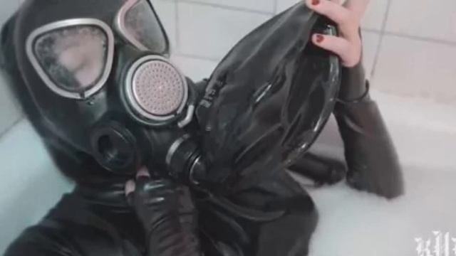 Model En Latex And Gas Mask.