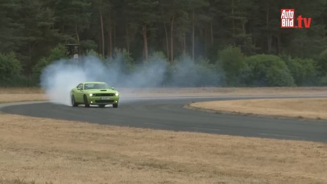 BMW 428i vs. Dodge Challenger SRT - Review/ Test/ Fahrbericht/ Sound смотреть онлайн
