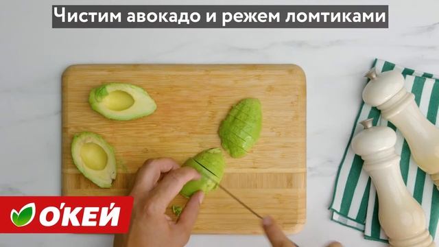 Салат из авокадо с клубникой, фундуком и огурцами. смотреть онлайн