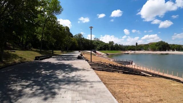 Кисловодск. Прогулка по городу. Центральный рынок, Комсомольский парк и Старое озеро. 4K 30fps. смотреть онлайн