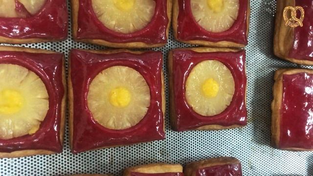 Слоеные изделия с цветной глазурью. смотреть онлайн