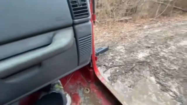 1996 Jeep Wrangler playing in the mud. 4 cylinder hitting the rev limiter смотреть онлайн