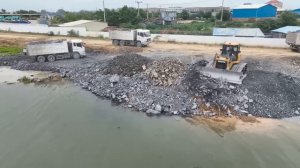 Осушение озера. Отсыпка береговой линии бульдозером и самосвалами