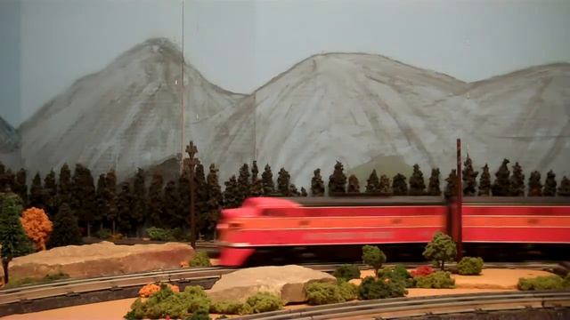 O Gauge 3 Rail Train Layout - Some SP Action! смотреть онлайн