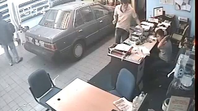 Stupid indian guy steal Iphone 4S.avi смотреть онлайн