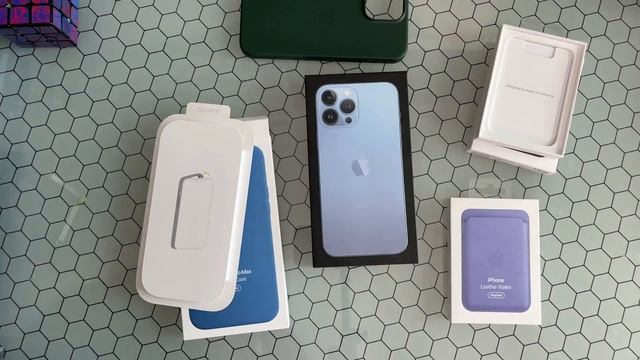 iPhone 13 Pro Max | Official Cases And MagSafe Wallet Setup | смотреть онлайн