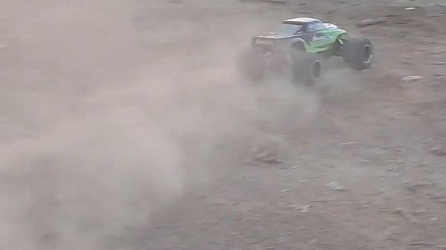 1/5 scale Hannibal off road monster truck in action... смотреть онлайн