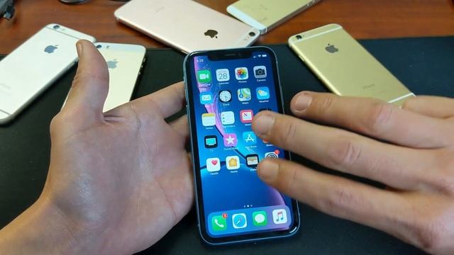 iPhone XR: Stuck in VoiceOver (Talk Back)? Let's Disable it Now! смотреть онлайн