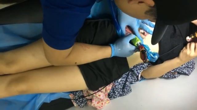 DI SINI NONTON VIDEO TATO KEREN(MUTLAK PALING ASYIK)! PEMBUATAN TATO BUNGA DI PERUT SEORANG WANITA смотреть онлайн