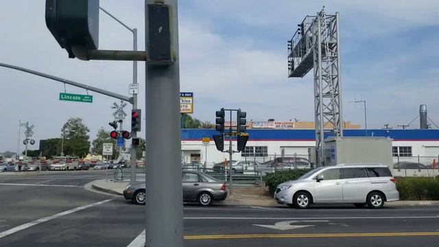 Metrolink F125 910 crosses 17th Street (video11) Santa Ana CA. смотреть онлайн
