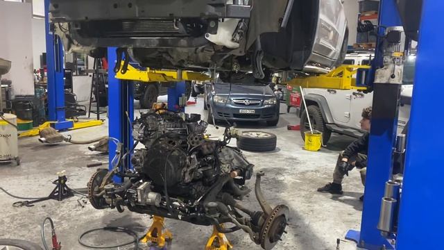 How to remove the engine in a WK2 Jeep Grand Cherokee. смотреть онлайн
