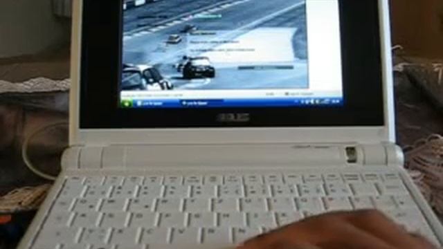 Playing different games on the EEE PC смотреть онлайн