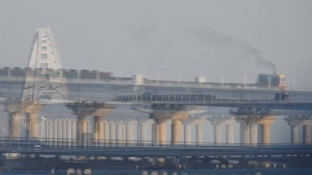 Керченский мост.Эшелон уходит к аркам. смотреть онлайн
