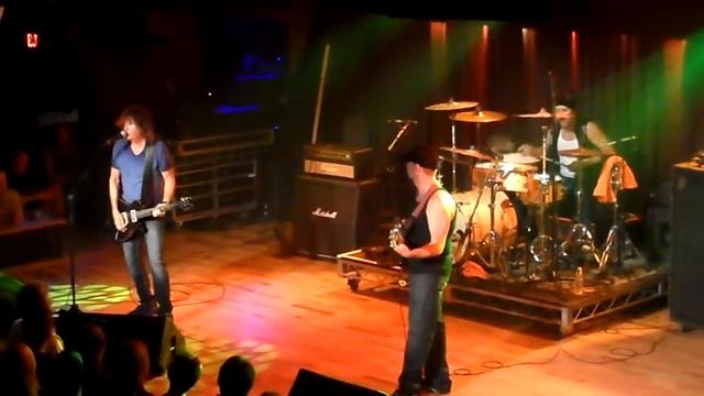 Pat Travers Band @ The Belly Up Born Under A Bad Sign/Dave's Bass solo/Good times 12/11/2017 смотреть онлайн