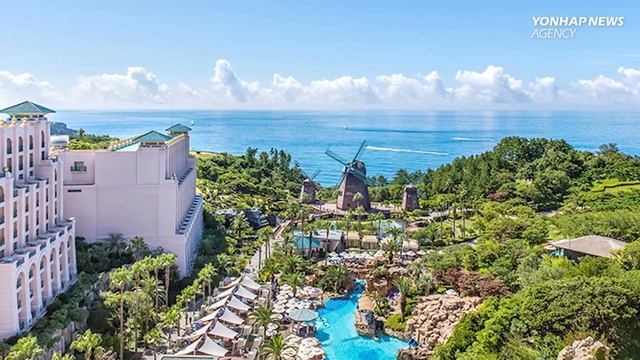 Traveling abroad or staying home? High inflation affects summer vacation plans смотреть онлайн
