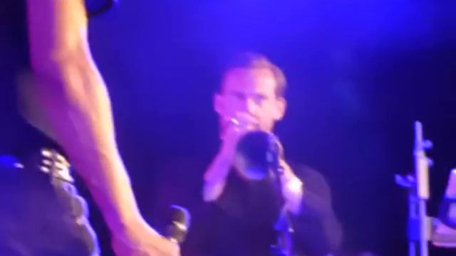 Earl Thomas & Georgia van Etten sing Gnarls Barkley's 'Crazy' смотреть онлайн