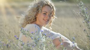 На побывку едет молодой моряк, грудь его в медалях , ленты в якорях!