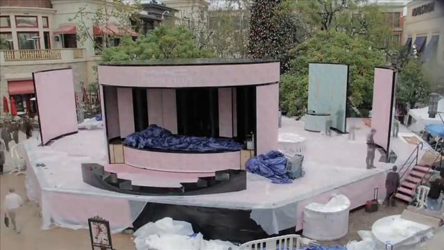 MAC Cosmetics' GLAMOUR DAZE Stage Time Lapse at The Grove смотреть онлайн