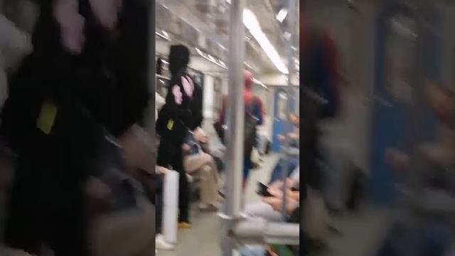 Человек-Паук в метро смотреть онлайн