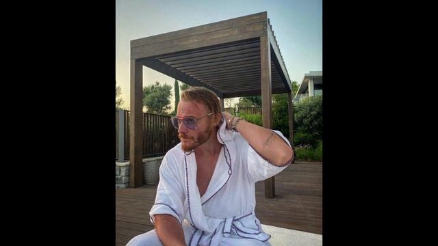 Керем Бюрсин нашел любовь в Испании? смотреть онлайн