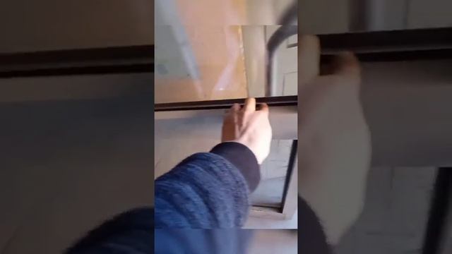 Если провисла алюминиевая дверь она задевает об пол и не закрывается доводчиком, ее надо всего лишь смотреть онлайн