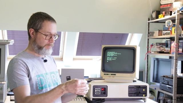 Tandy TRS-80 2000: Review, Disassembly and Deskmate II demo смотреть онлайн