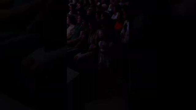 Девочка зажигает под песню Текелдей | Элвин Грей смотреть онлайн