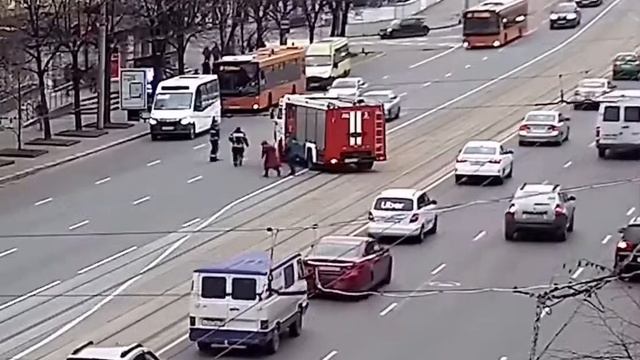 Rusya'da yoğun trafikte karşıdan karşıya geçemeyen yaşlı kadın... sonuna kadar izleyin смотреть онлайн