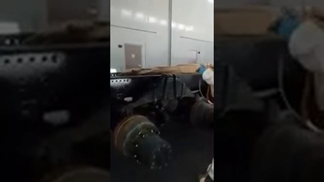 Грундиране с епоксиден грунд на шаси на камион с бояджийска машина Graco Triton 308 смотреть онлайн