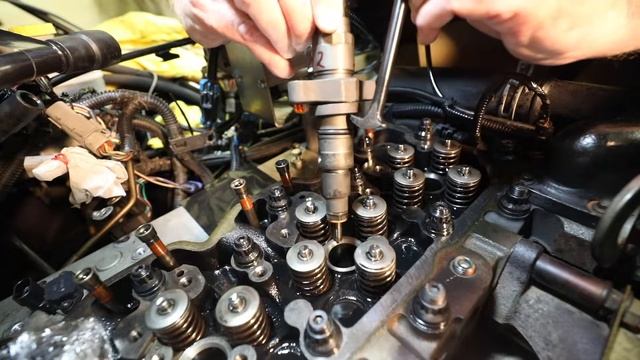 Cummins Fuel Injector Removal and Install - 2005 Dodge Ram 5.9L 24V смотреть онлайн