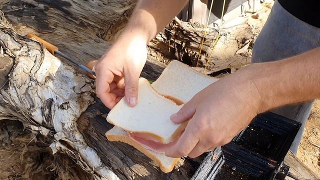 Campfire cooking: Bacon and Egg Jaffle смотреть онлайн