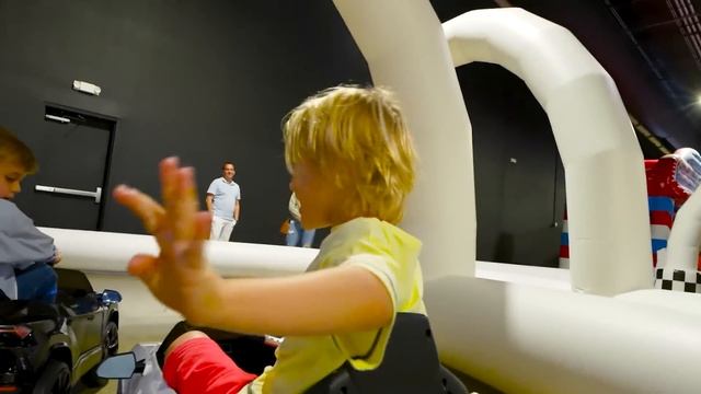 Chris celebra el cumpleaños de su amigo: ¡fiesta de cumpleaños infantil! смотреть онлайн
