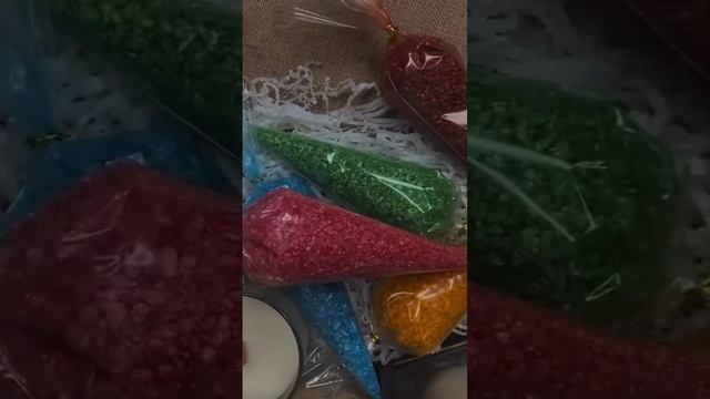 Яркая, ароматна, мерцающая соль для ванной 😍 #новыйгод #подарокнанг #подарки #бомбочкидляванны смотреть онлайн