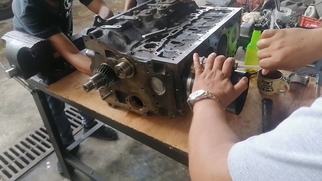 How To Install Pistons, Piston Rings And Conrods || Isuzu 4BE1