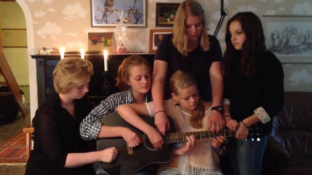 Somebody That I Used To Know - (Walk Off The Earth Cover)