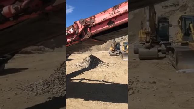 Sandvik QE341 Scalping Screener working in Sand & Gravel Pit смотреть онлайн
