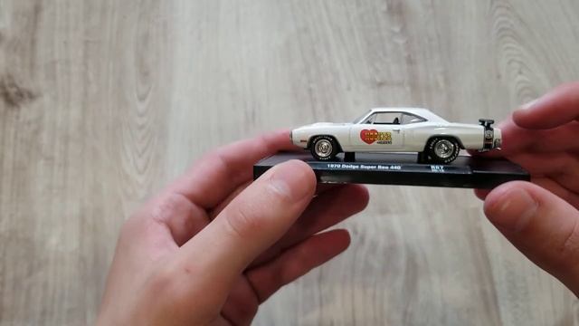 Распаковка M2 Machines 1970 Dodge Super Bee 1/64 смотреть онлайн