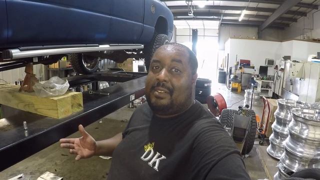 Lifting a 03 Dodge Ram 1500 on 24s & 35s смотреть онлайн