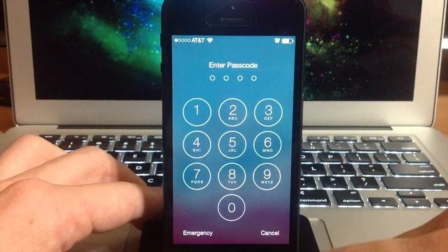iOS 7 - Redesigned Lock Screen - iPhone Hacks смотреть онлайн