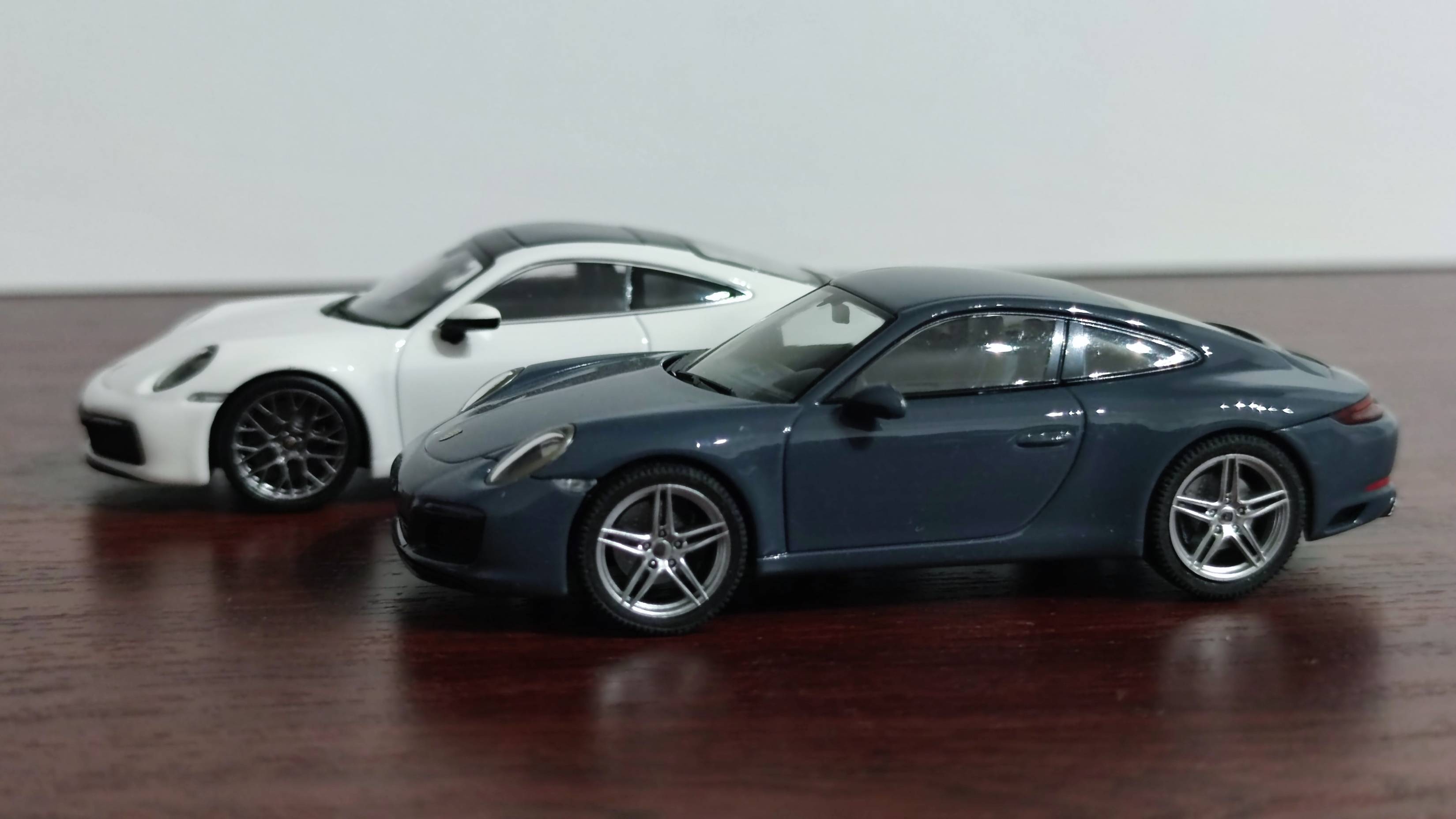 1/43 Porsche.  Porsche 911 (992+991).