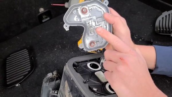 Jeep Renegade rear turn signal, brake, taillight, & reverse light bulb replacement / how to, diy