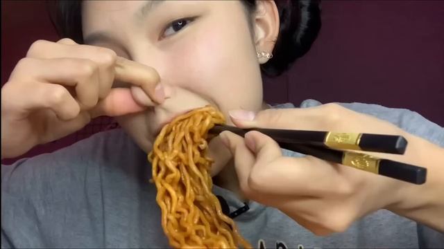 Trying to чадах everything (SPICY NOODLE CHALLENGE🔥) смотреть онлайн