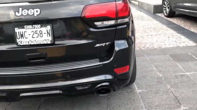 Despertando una Jeep Grand Cherokee SRT8 2015 una Cherokee con Esteroides смотреть онлайн