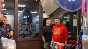 СОТРУДНИКИ МАГАЗИНА ПЫТАЮТСЯ ПОДСТАВИТЬ ПОКУПАТЕЛЕЙ / ПАРАШНИК СБЕЖАЛ ОТ ПОЛИЦИИ, 2Ч