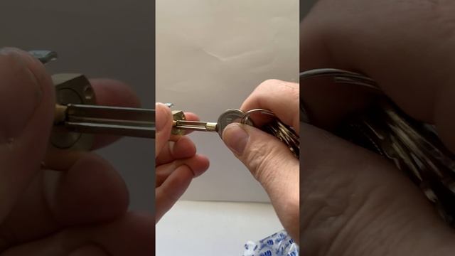 Цилиндровый механизм MSM Locks KR1 с крестообразным ключом смотреть онлайн