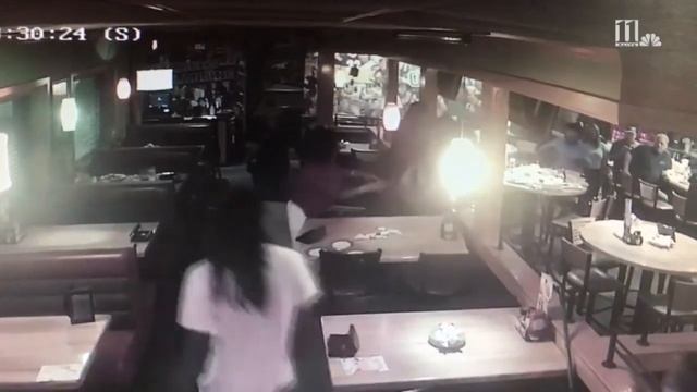 RAW VIDEO: Four women fight Applebee's waitress, allegedly take her money смотреть онлайн