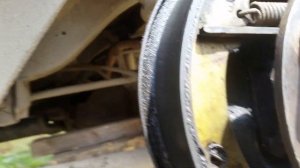 Как легко снять и установить нижнюю пружину задних тормозных колодок