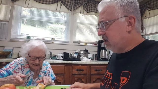 It's Chris Smith Time! - "Peeling Apples with Betty" смотреть онлайн