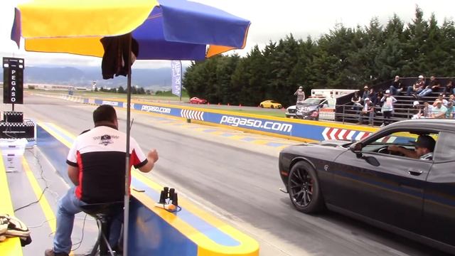 Jeep Grand cherokee srt8 Vs Dodge challenger hellcat hemi 6.2 cm picas pegaso смотреть онлайн